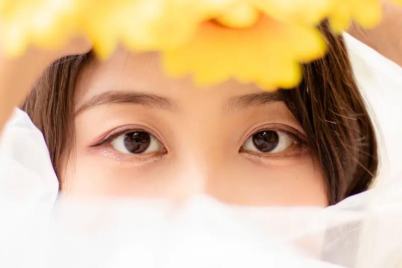 以前总觉得写美人就得堆一堆华丽辞藻，什么肤若凝脂面若桃花，写出来干巴巴的，半点儿