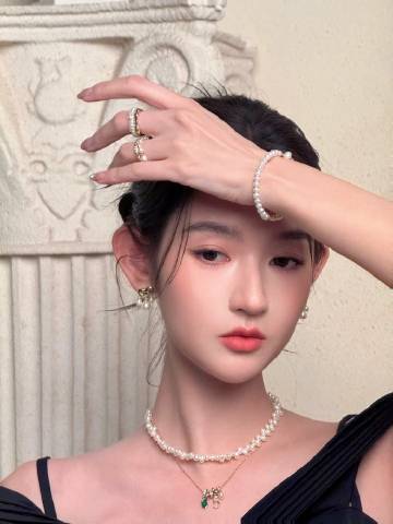 王玉雯不语只一味地撑伞 王玉雯总是默默地为大家撑起一片天，无论是对演员还是粉丝，