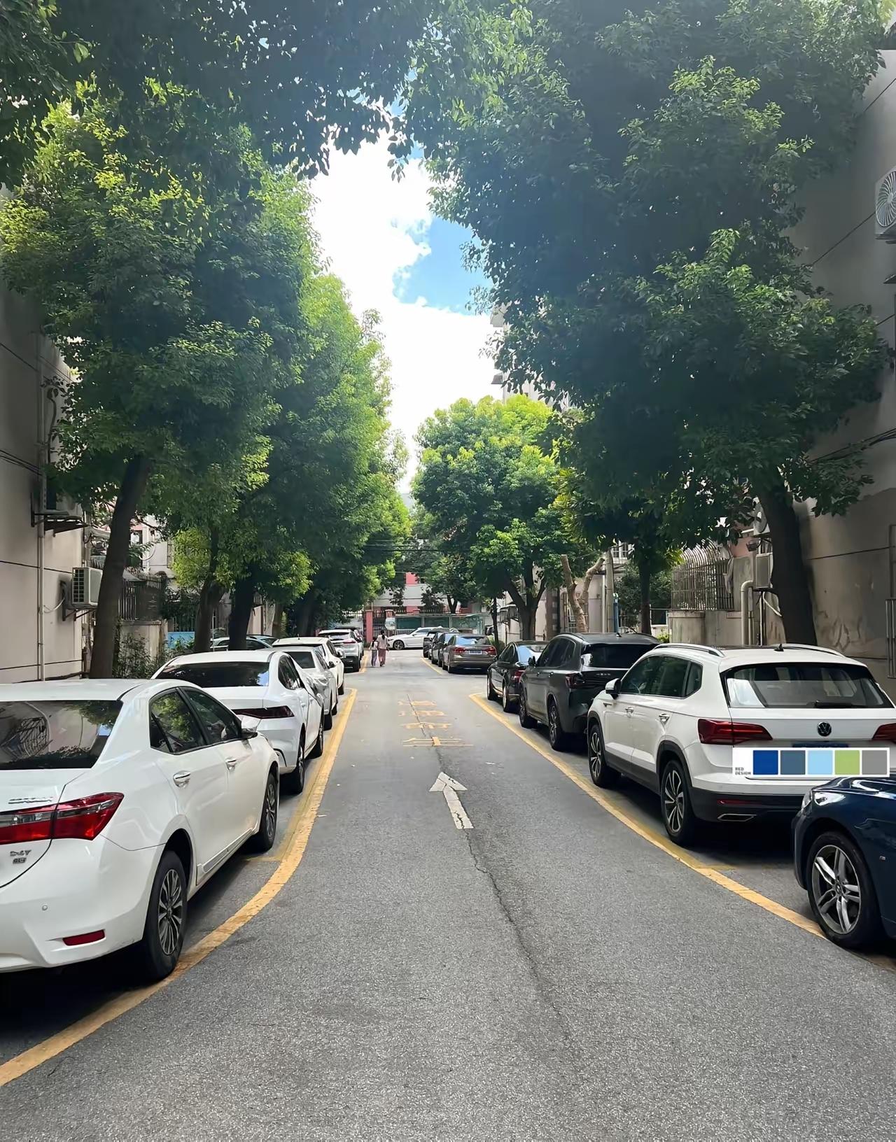 老百姓停车这事，我看是时候换个思路了。
光靠贴罚单和设收费杆，问题好像越解决越多