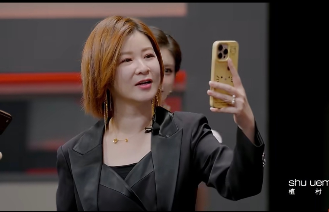 杜华问何广智比徐志胜帅吗艺笔封神何广智在节目完成颠覆性妆容改造，贴上假睫毛瞬间氛
