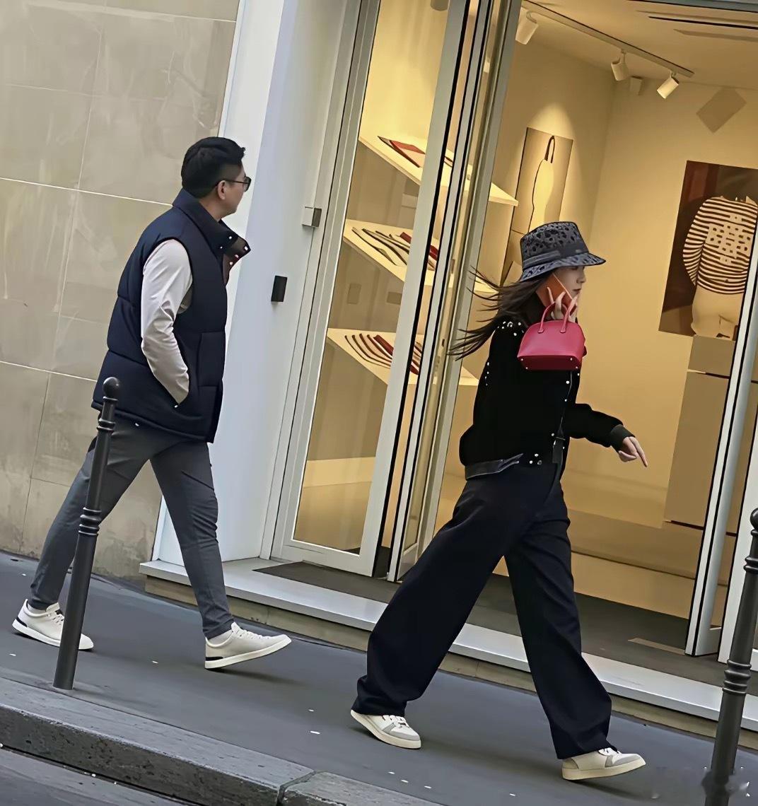 章泽天在巴黎扫货，身后跟着个"专职保镖"。定睛一看，竟是刘强东 ​​​