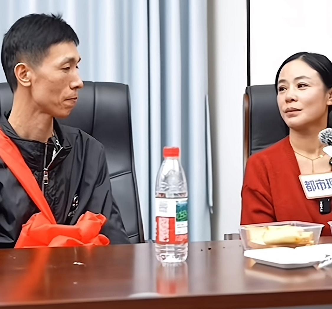 李鑫称他不愿意离开他熟悉环境，今后他会在潮汕这边生活。他现在有两个名字，潮汕这边