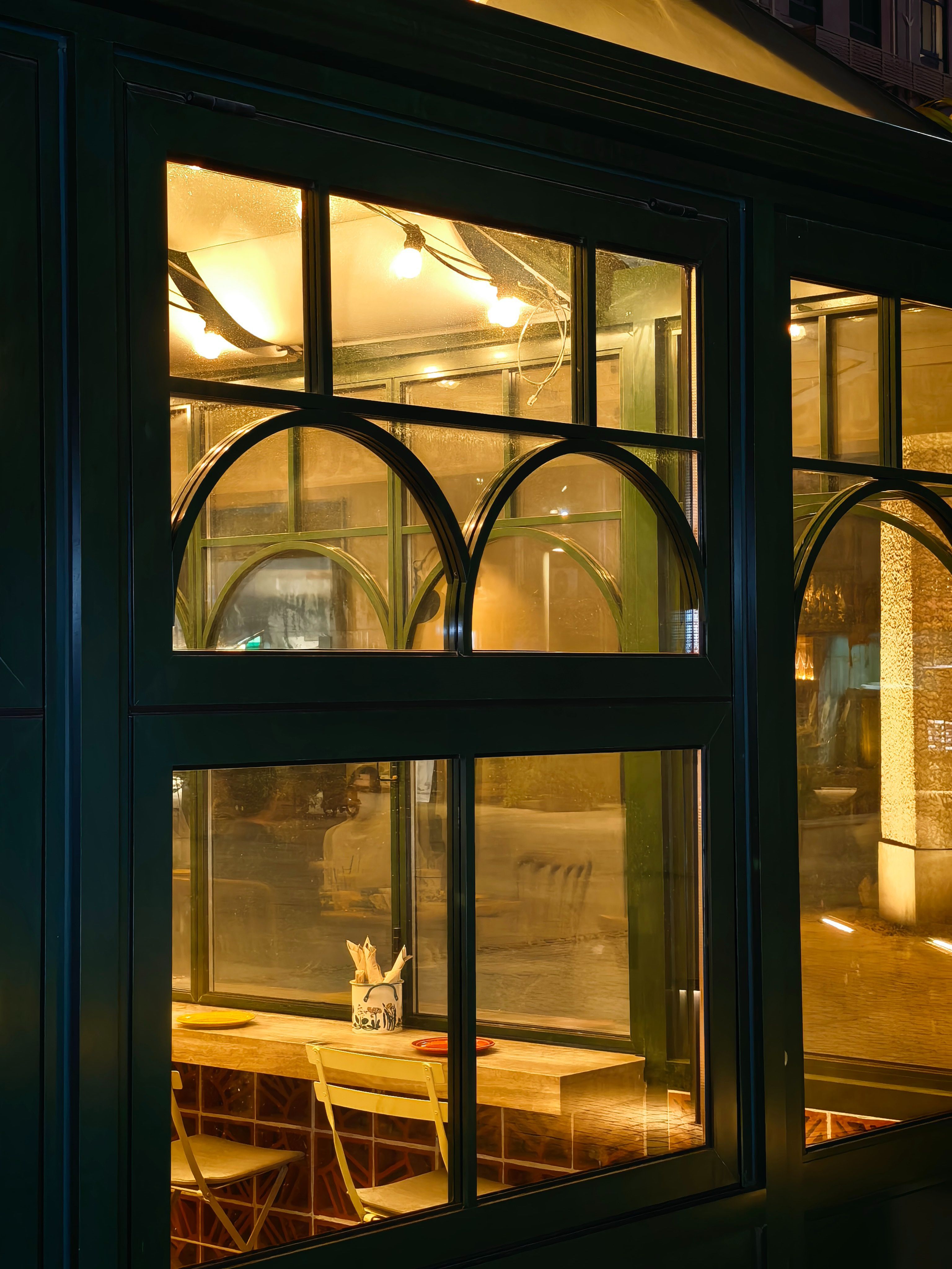 华为 Mate80 系列实拍样张来了它搭载了二代红枫原色镜头，夜间人像场景下的色