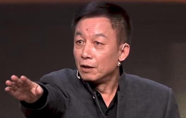 易中天调到厦门大学任职后，回武汉看望老校长 在路上遇到以前的系领易中天调到厦门大