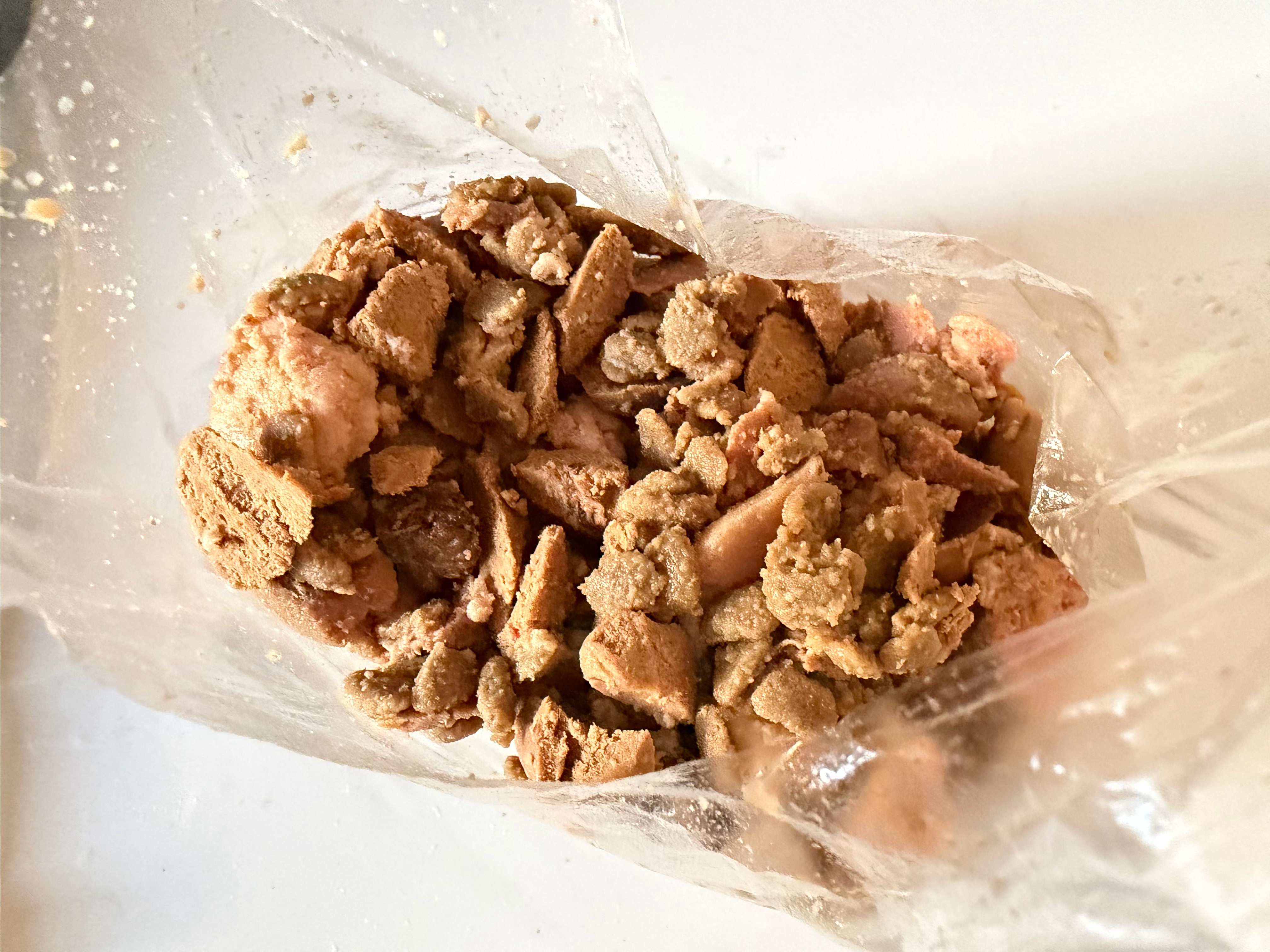 楼下平台住着一家八口，一只最小的没熬过这个冬天每晚睡前把猫粮泡软，第二天一早投喂