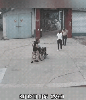 孙女孝心可嘉，用轮椅推爷爷回家，对家门口道路预判有误，导致爷爷摔倒，希望老人没大