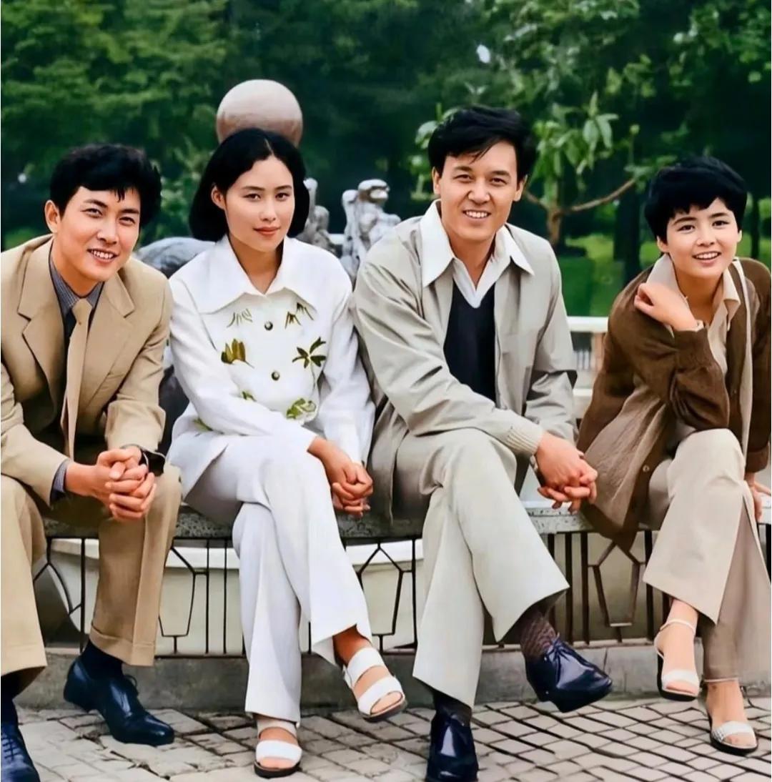 这张照片是1986年，唐国强、斯琴高娃、达式常、张瑜四位影星在西安因拍戏齐聚古城