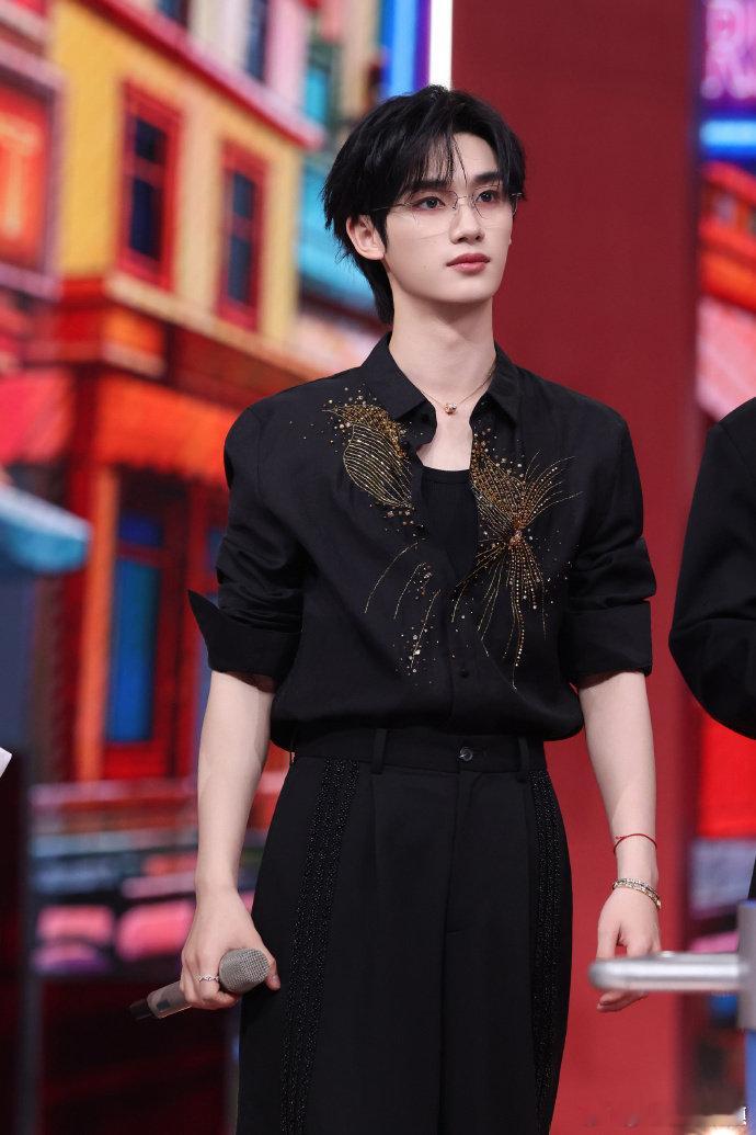 丁程鑫镜头感 你好星期六丁程鑫这段真的值得反复看！一秒锁定镜头，舞蹈流畅有力度，