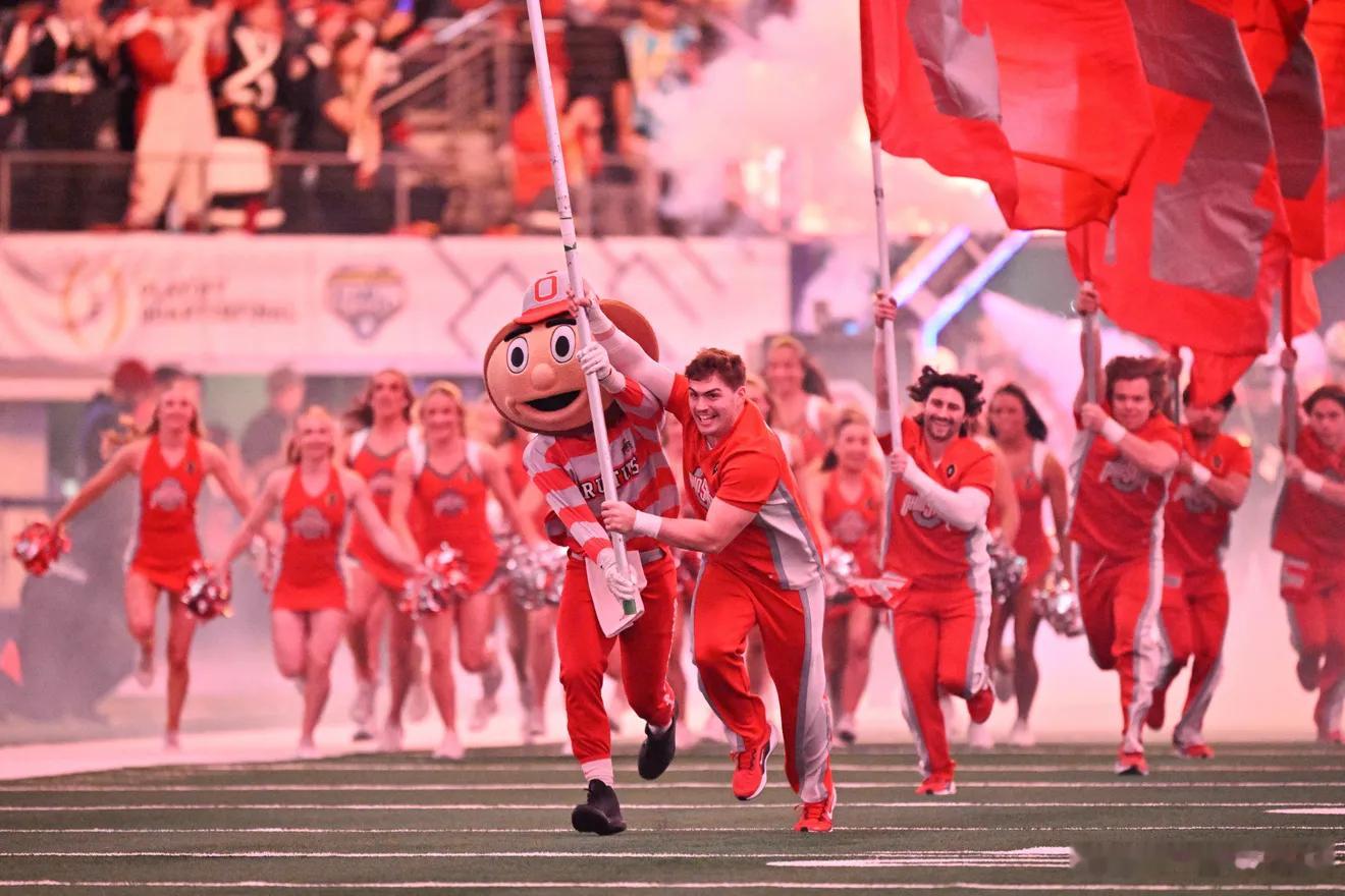 次轮排名第10的迈阿密大学24：14淘汰排名第2的俄亥俄州立大学 