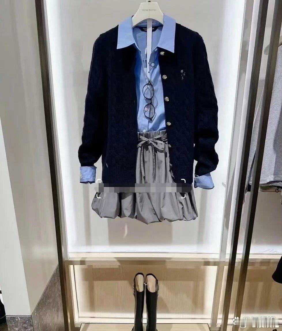 赵露思若穿上这件衣服，稍有赘肉恐怕会破坏整体美感。 