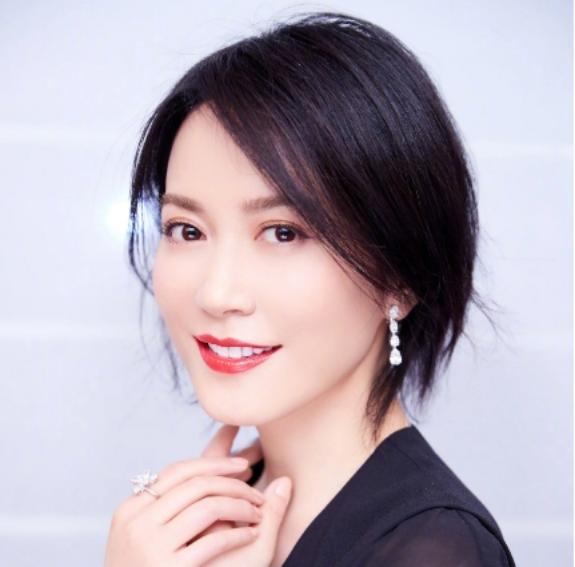 2016年，金星问俞飞鸿：“你都50岁了，为什么还没有结婚？”俞飞鸿笑道：“我也