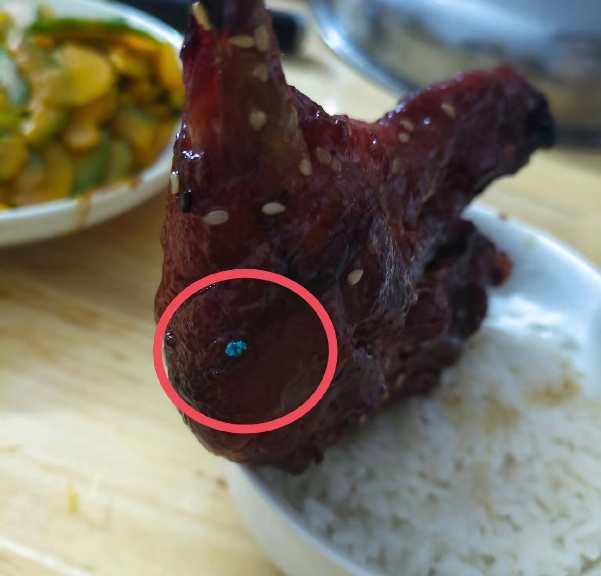 7月29日，网友反映：玉林某熟食店购买的菜有蓝色不明东西。想知道这是什么东西？ 