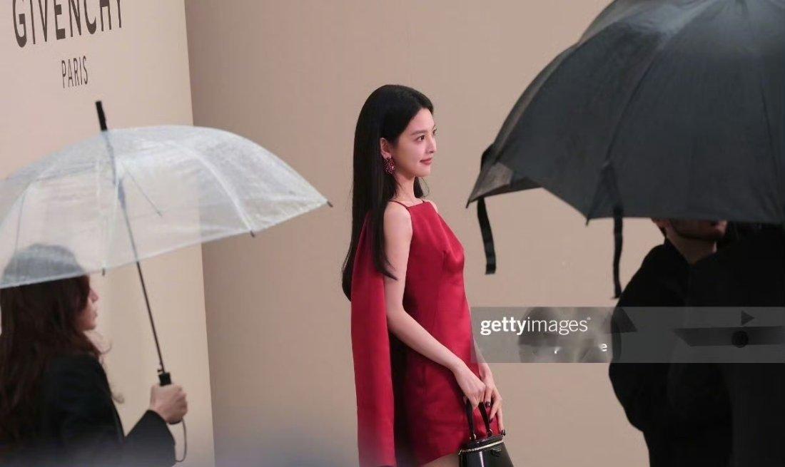 啊啊啊啊好美 章若楠来闪耀巴黎了！[送花花]美晕了～帅晕了～[抱一抱][抱一抱]