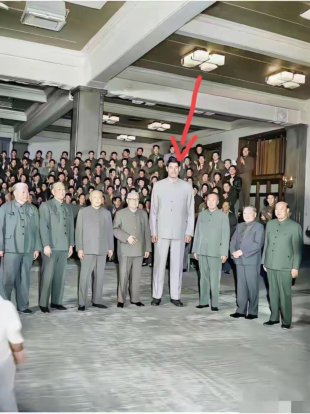 中间这个巨人究竟是什么人？