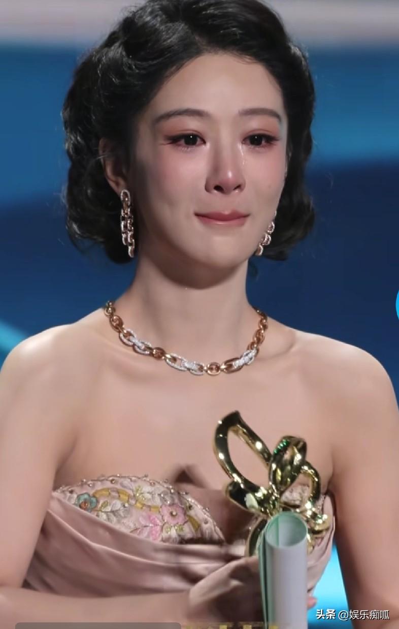 33岁才拿白玉兰，这奖到底算不算来得太晚了？

看杨紫领奖那段真心话，真的跟着掉