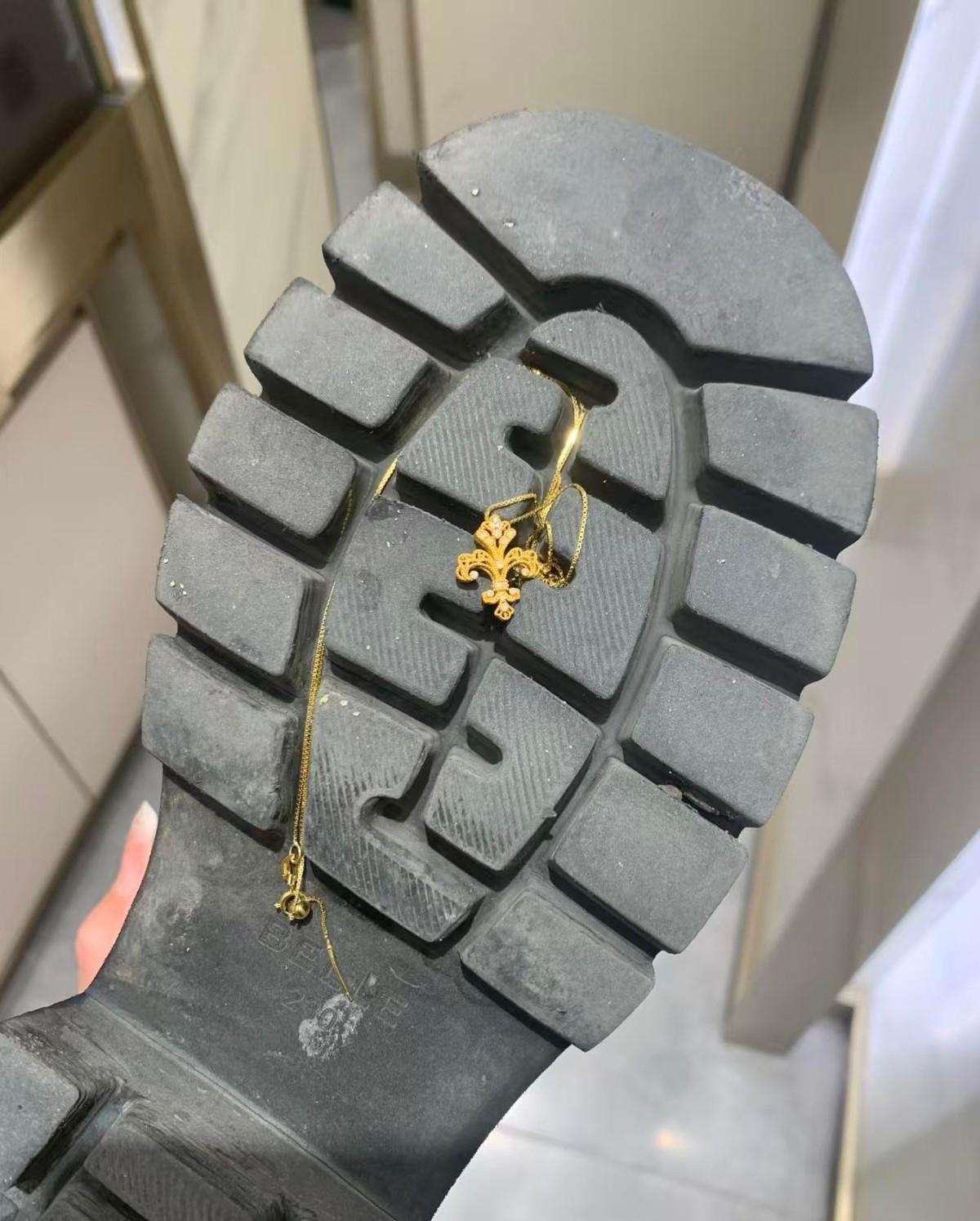 昨晚店里盘点，发现少了根项链，店长调取监控也没看到是谁拿的，大家都很郁闷。下班换