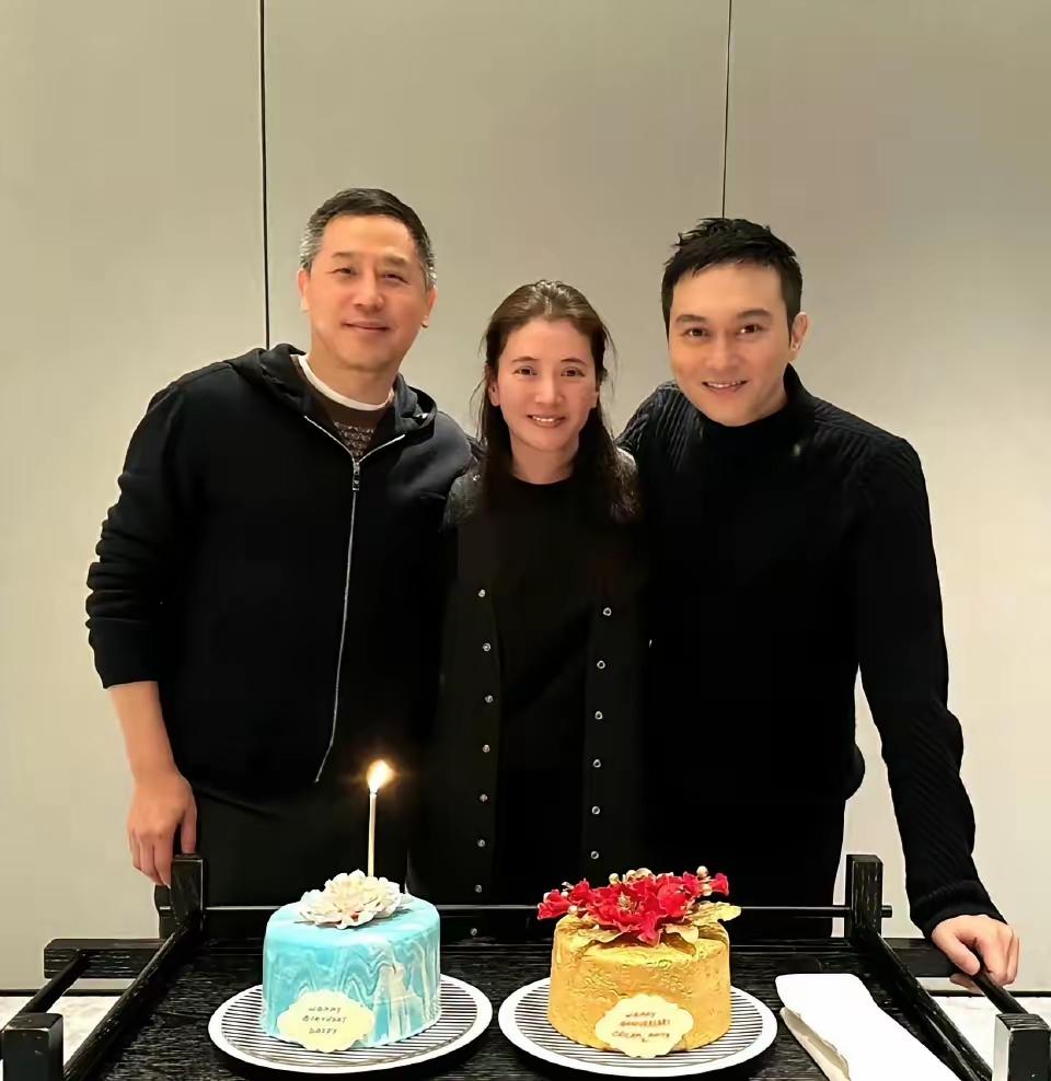 和张智霖袁咏仪夫妻过生日合影的这位男士是谁呀，长得也太帅太有气质了，有着与别的男