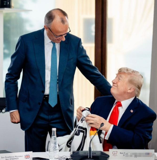 谁说外国人不懂人情世故，在法国举行的 G7 峰会现场，德国梅尔茨一进门就直奔川普