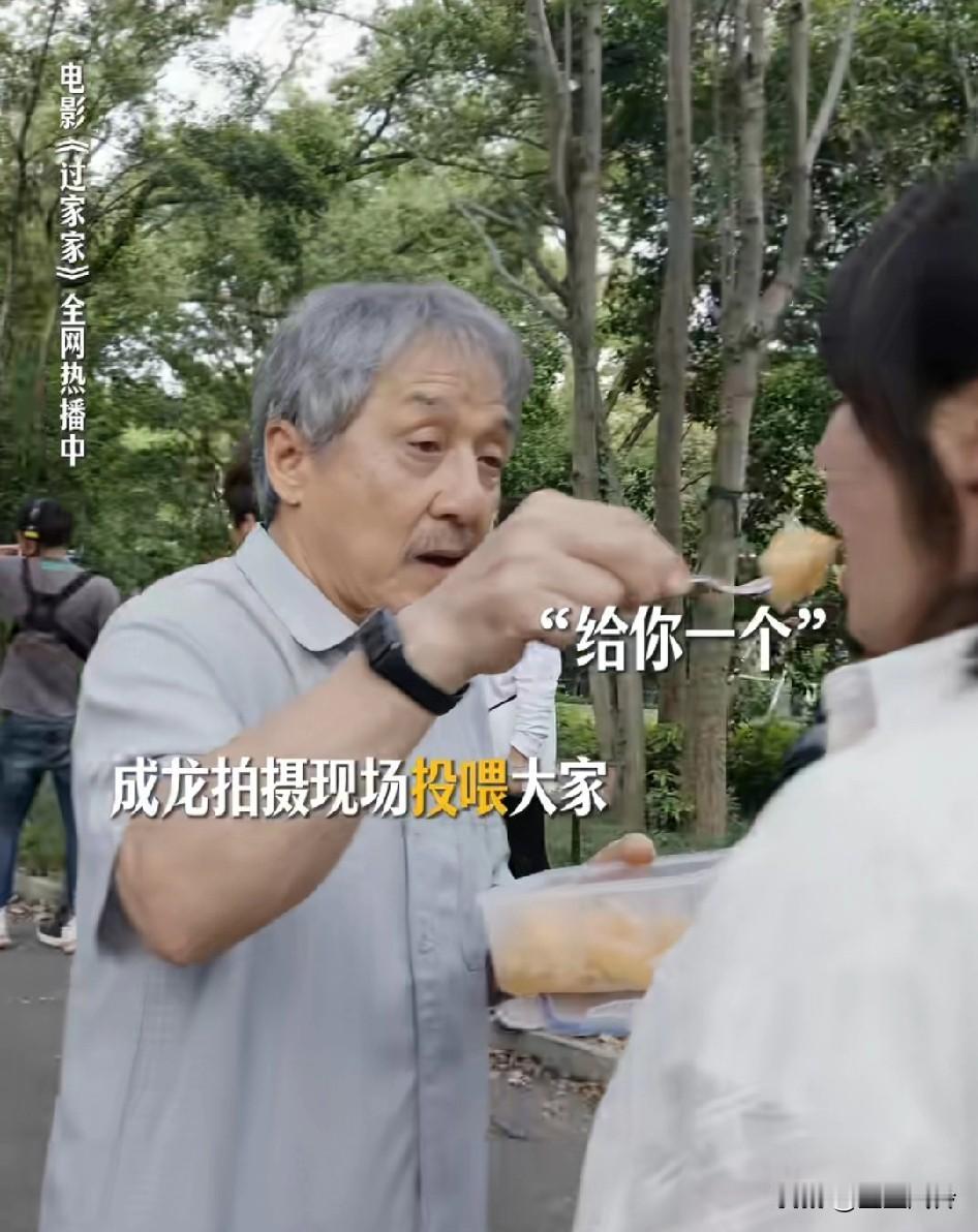 成龙拍摄现场投喂摄影师，儿子，
李萍一句话:偏心眼儿呀你！让成龙手足无措捧腹大笑