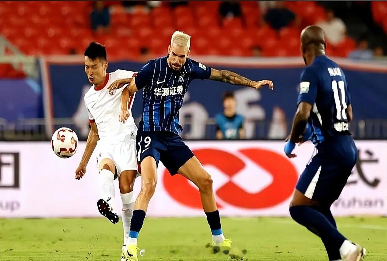 太恶劣！中超球星被曝曾殴打女性，遭俱乐部怒斥：他就是个无赖中超 近日，武汉三镇队