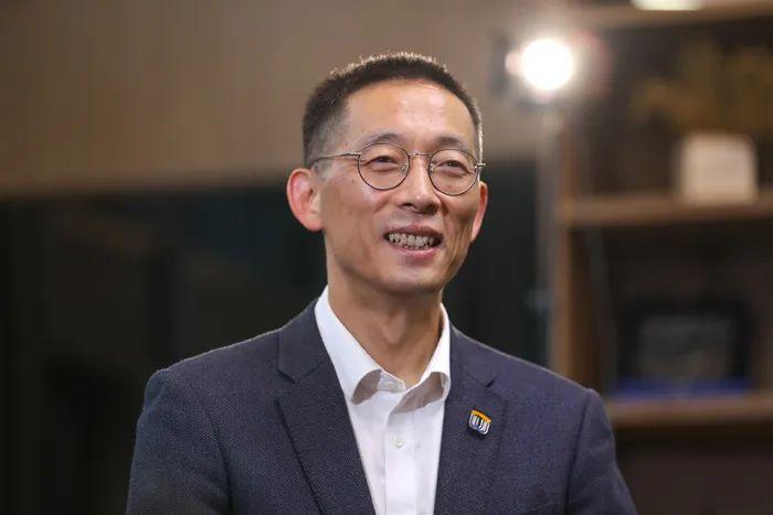 2014年一次国际会议上，一位瑞典教授在谈到中国科技时，露出满脸不屑。时任清华副