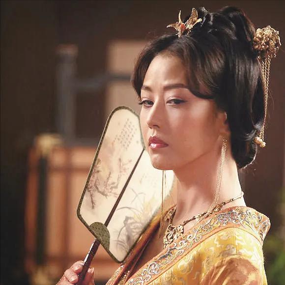 演员，周海媚说，拍一部戏，与万梓良搭档，我演一个被侮辱的女孩，跟哥哥说这个事，可