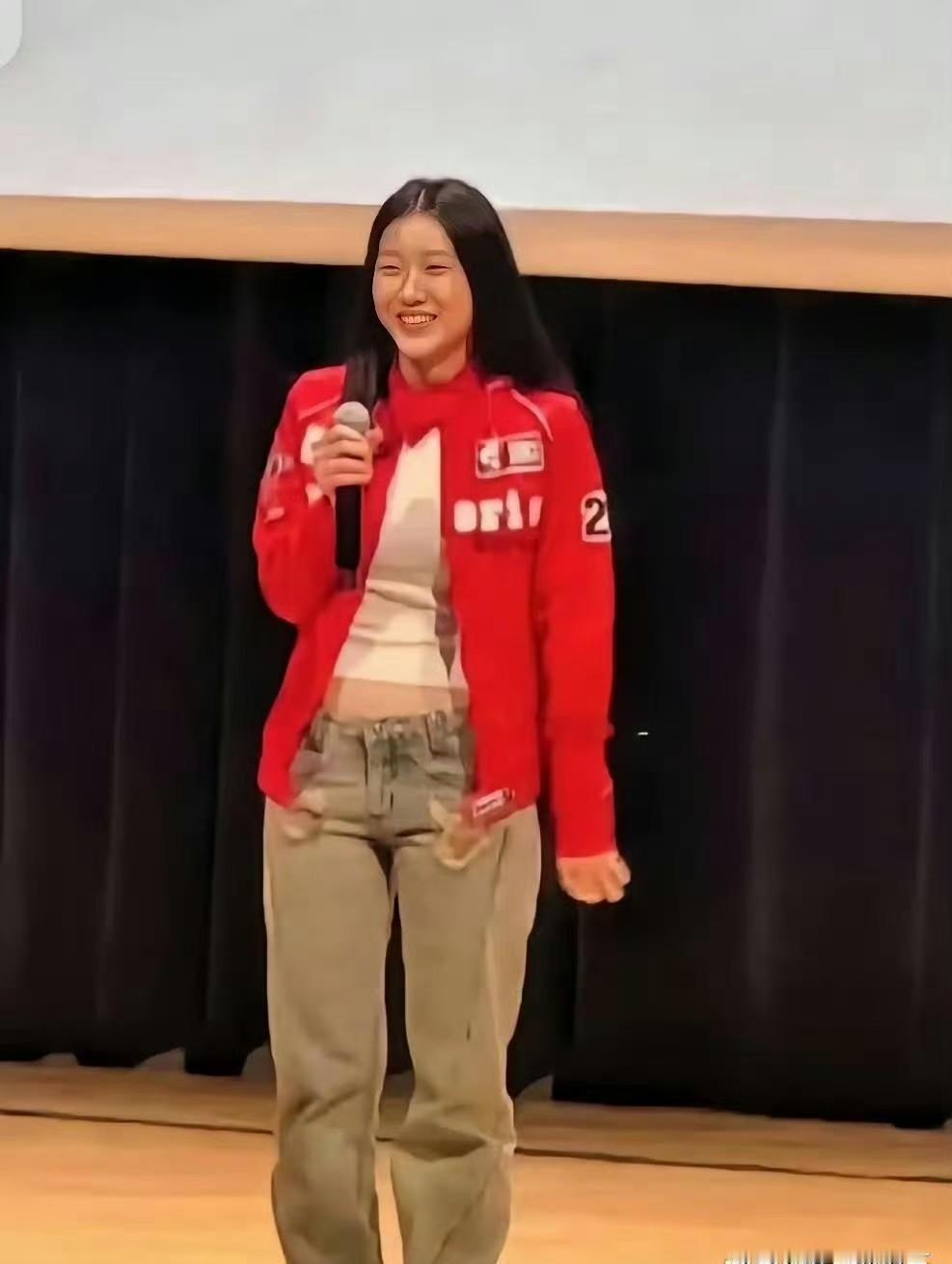 全网都在猜陈奕迅女儿是谁。
猜错了。
事实恰好相反。
网友扒出他多次盛赞一位内地