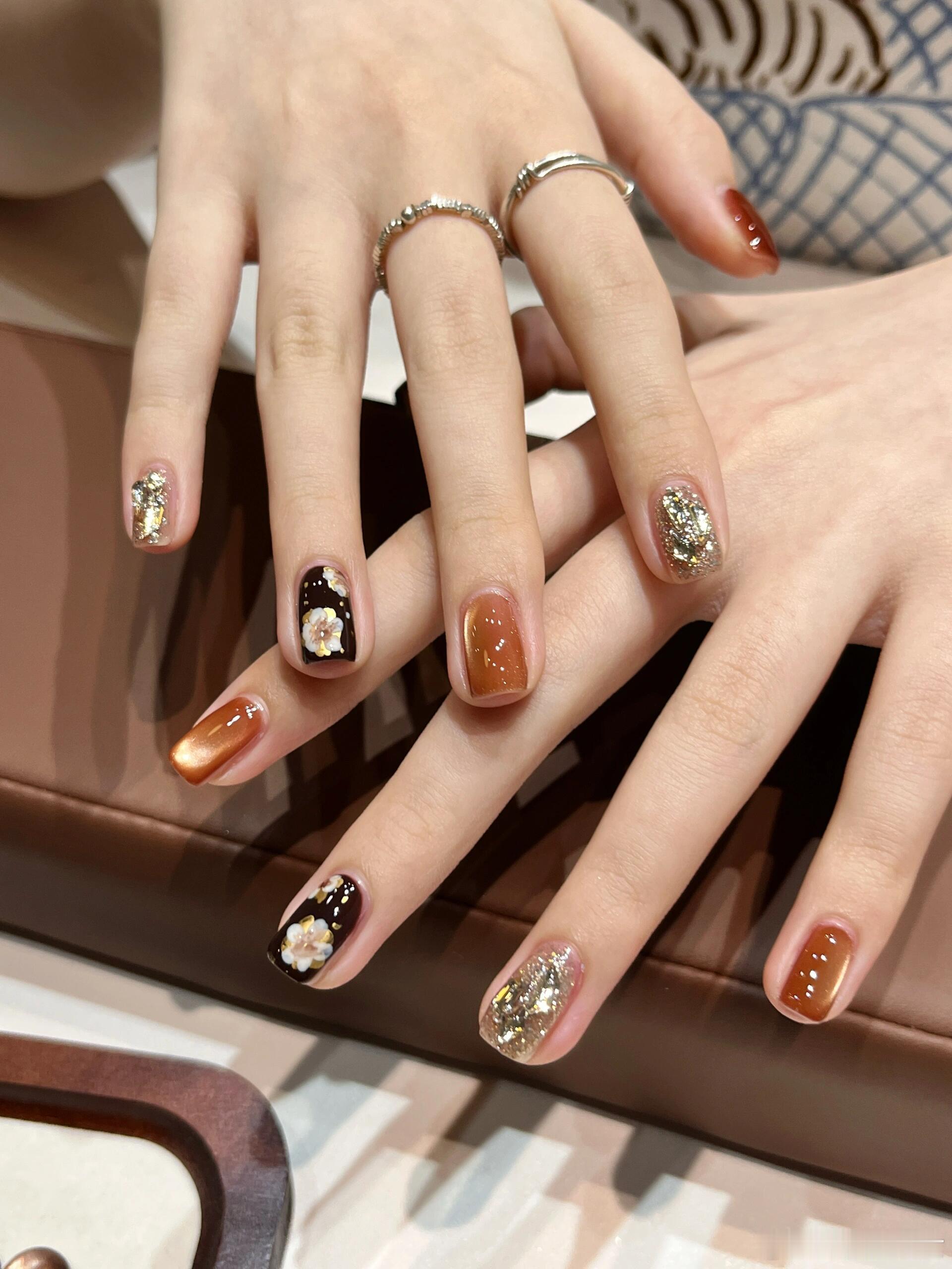 兴趣潜力计划冬日氛围感美甲美妆V赏把冬日的糖炒栗子、圣诞浆果和鎏金碎光，都裹进指