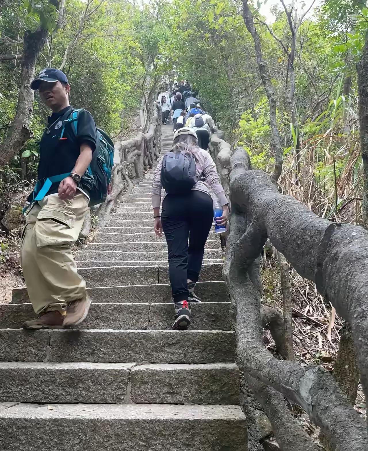 万万没想到。一女子景区旅游，突然感觉尿意来袭，再不尿就憋不住了，不料她看到厕所的
