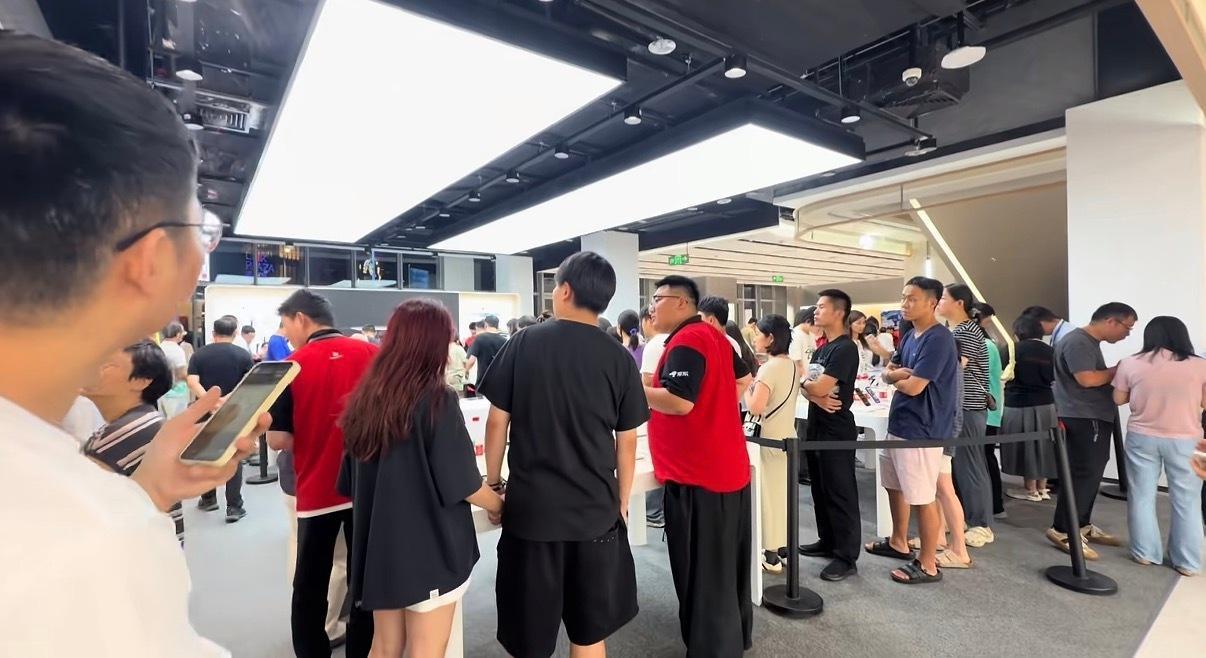 上海七宝的京东店，iPhone 便宜10%补贴，6000以上，这两天。排队疯了，