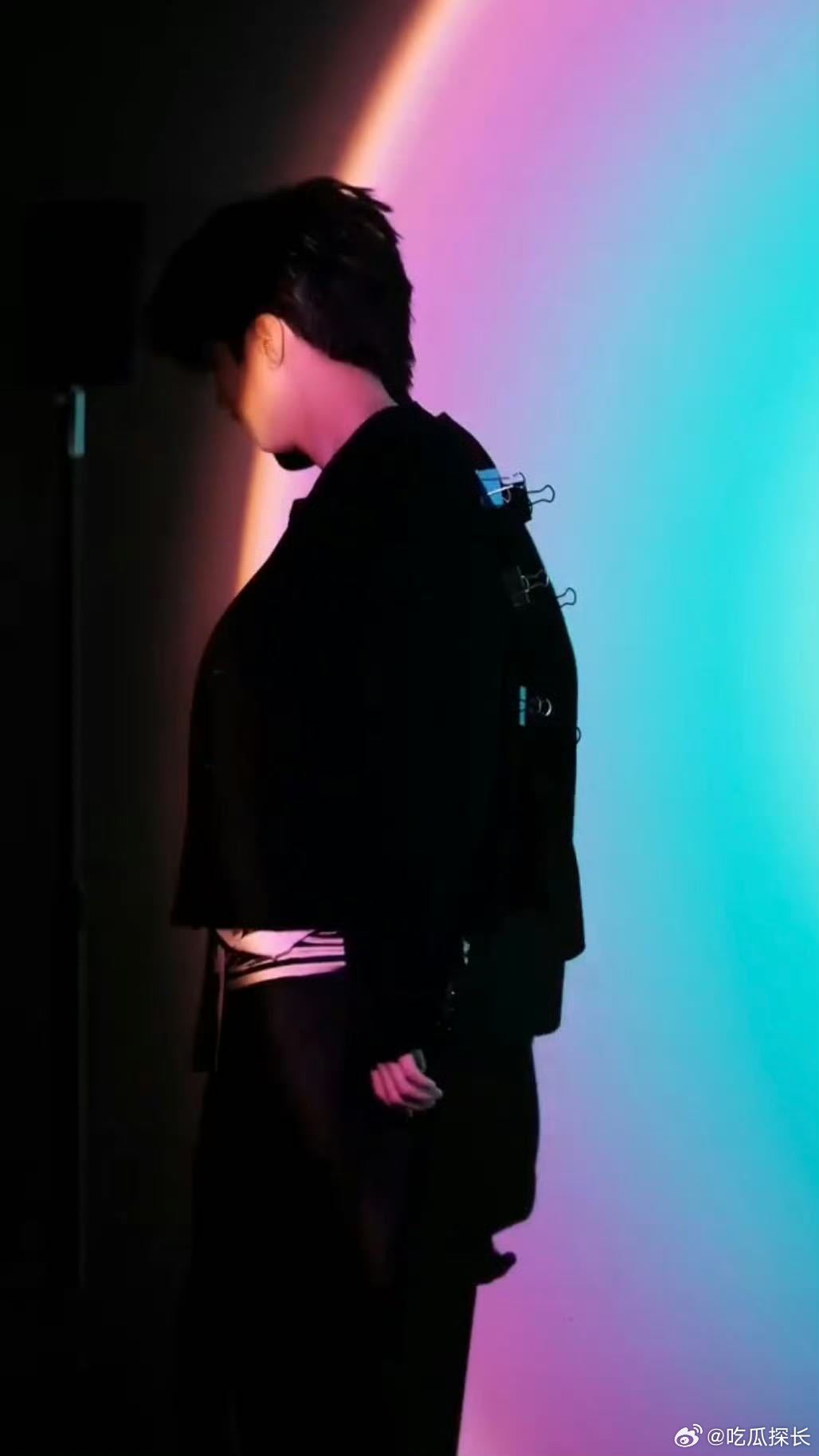 王俊凯衣服背后的夹子王俊凯外套背后好多夹子王俊凯外套背后好多夹子，这得瘦成啥样啊