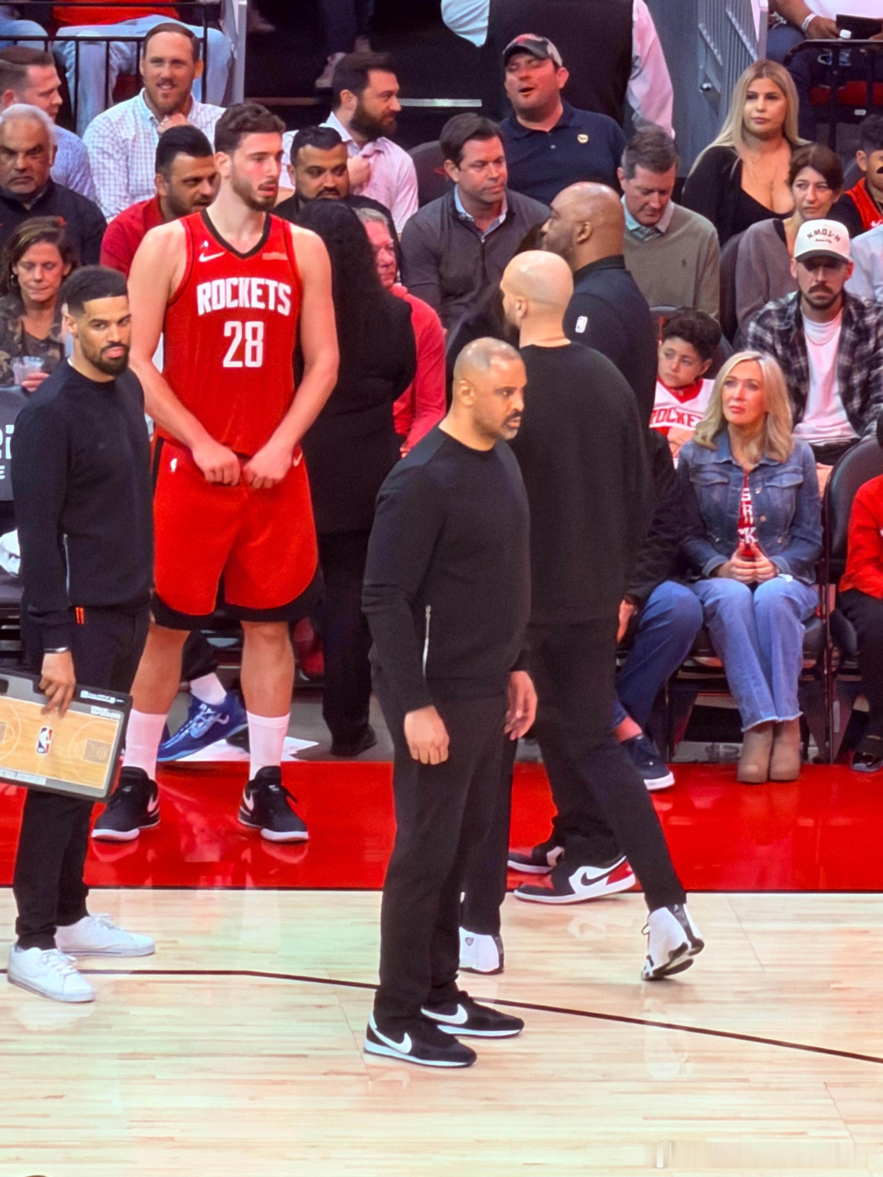 对了，今儿申老师左肩也加上了那颗“全明星”！快船vs火箭