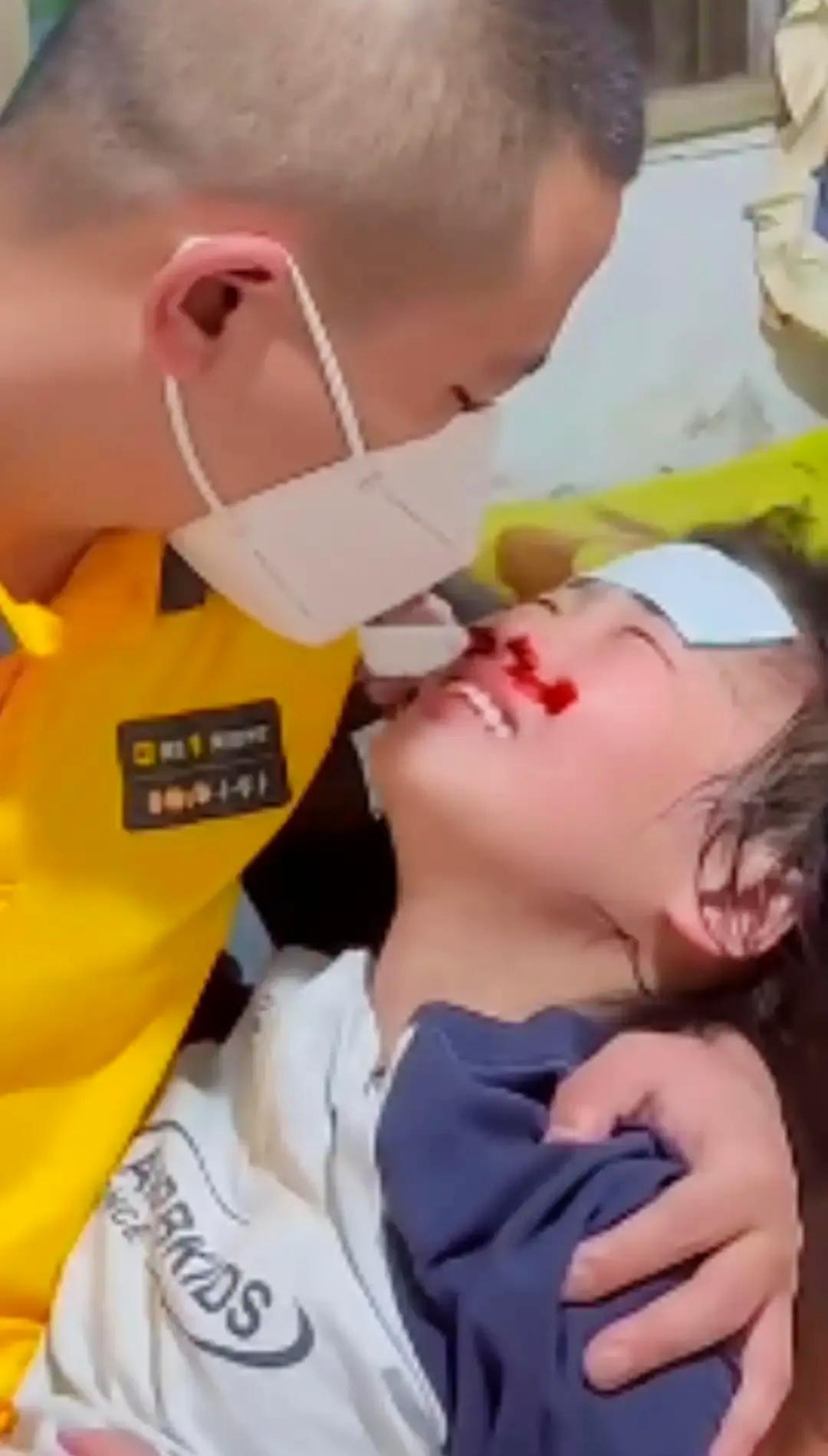 刷到一条视频，一个白血病晚期的小女孩跟爸爸说想买条新裙子拍照，爸爸听完直接跑商场