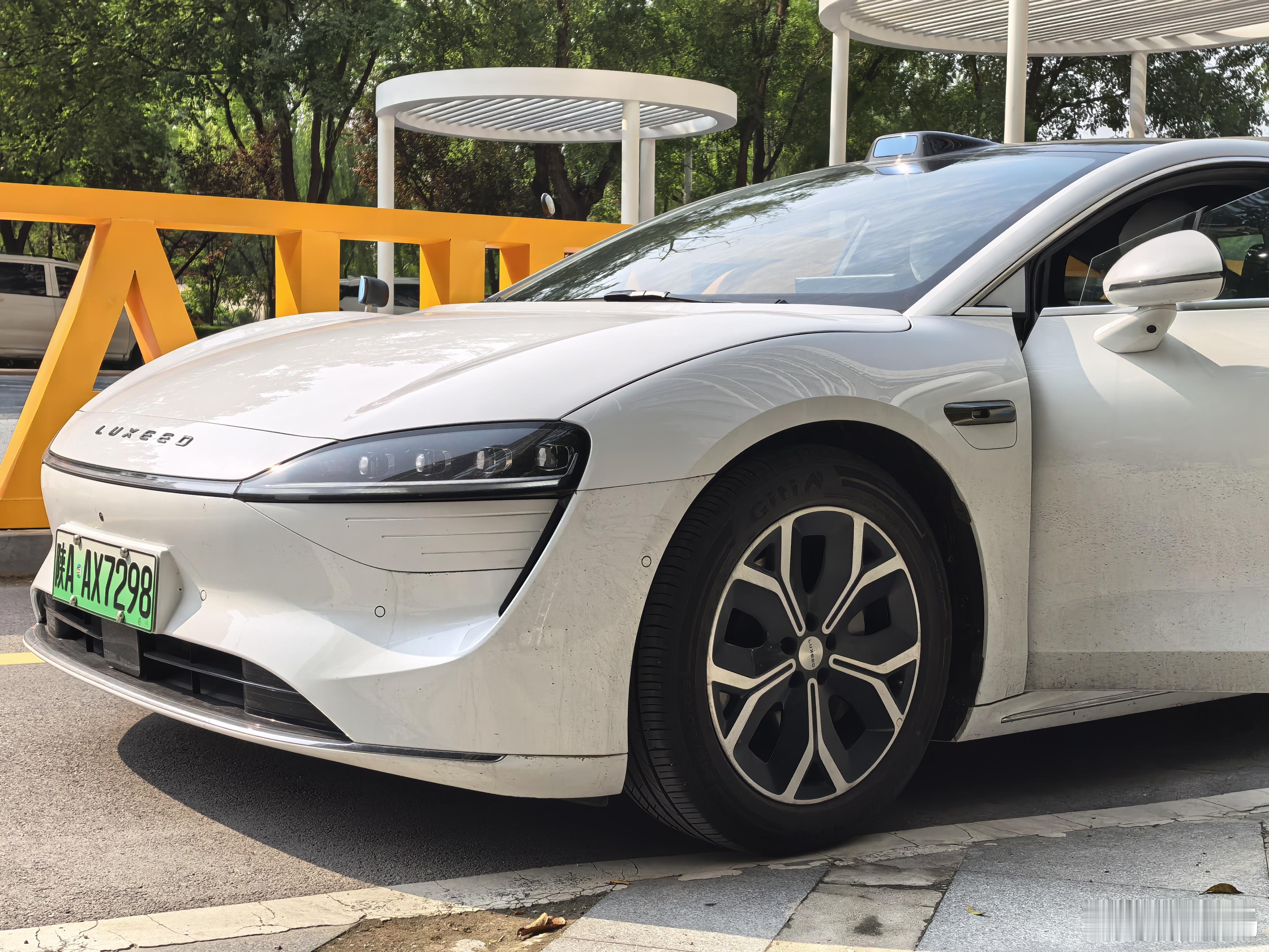 把智界新S7 Max洗干净，给车贴个小对联，准备过年。