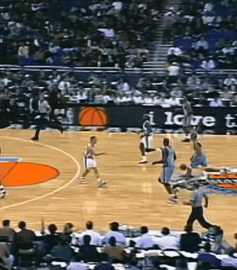 巅峰期的奥尼尔，简直就是篮下怪物。体重大，但是不笨，个子高，但是弹跳也好。还有就