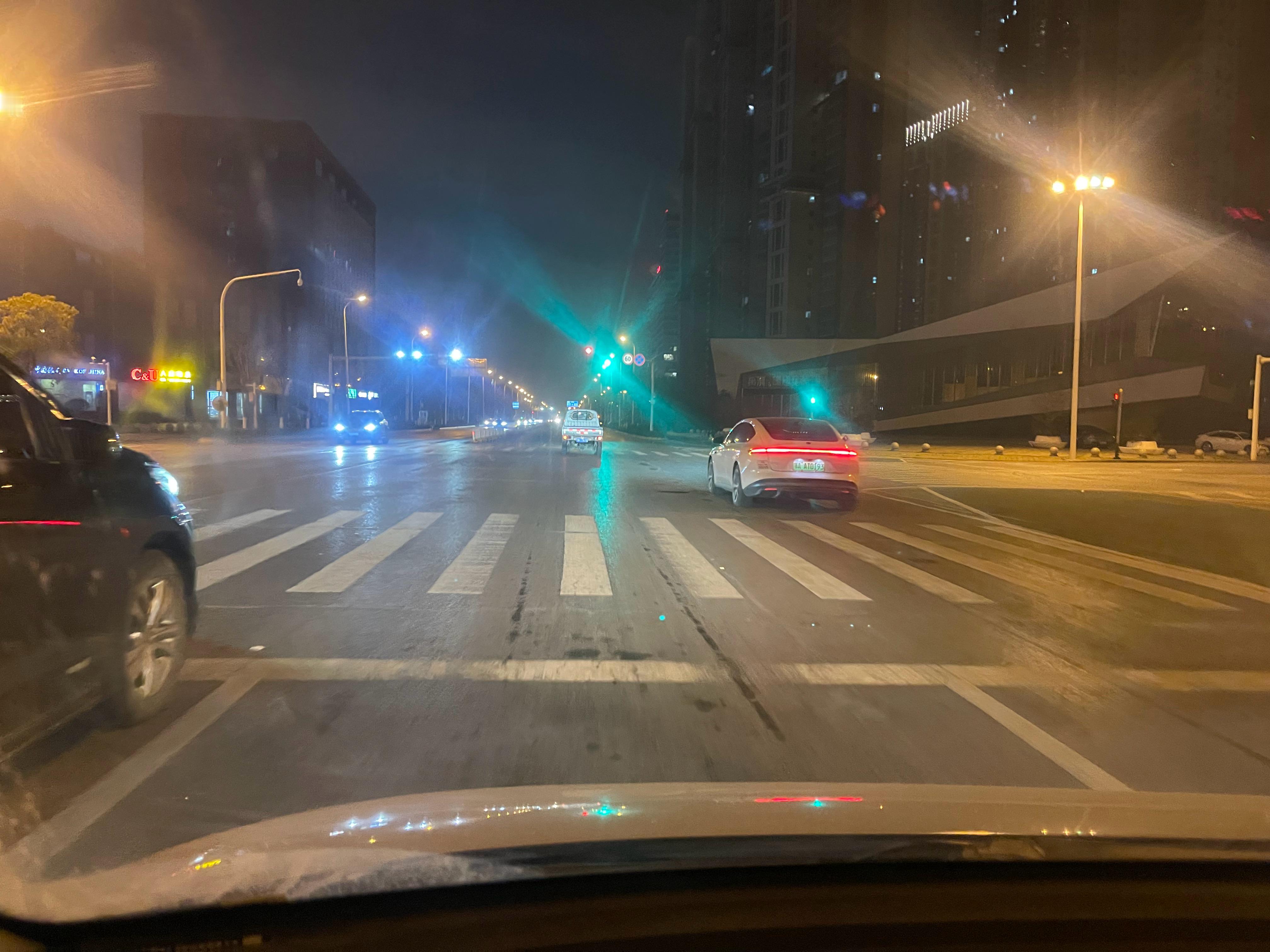 刚在十字路口，一个代驾司机闯红灯，差点撞上了，qtmd ！ 