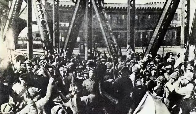 1949年，刘亚楼仅用29个小时就解放了天津，歼敌超过13万。蒋委员长听到天津被