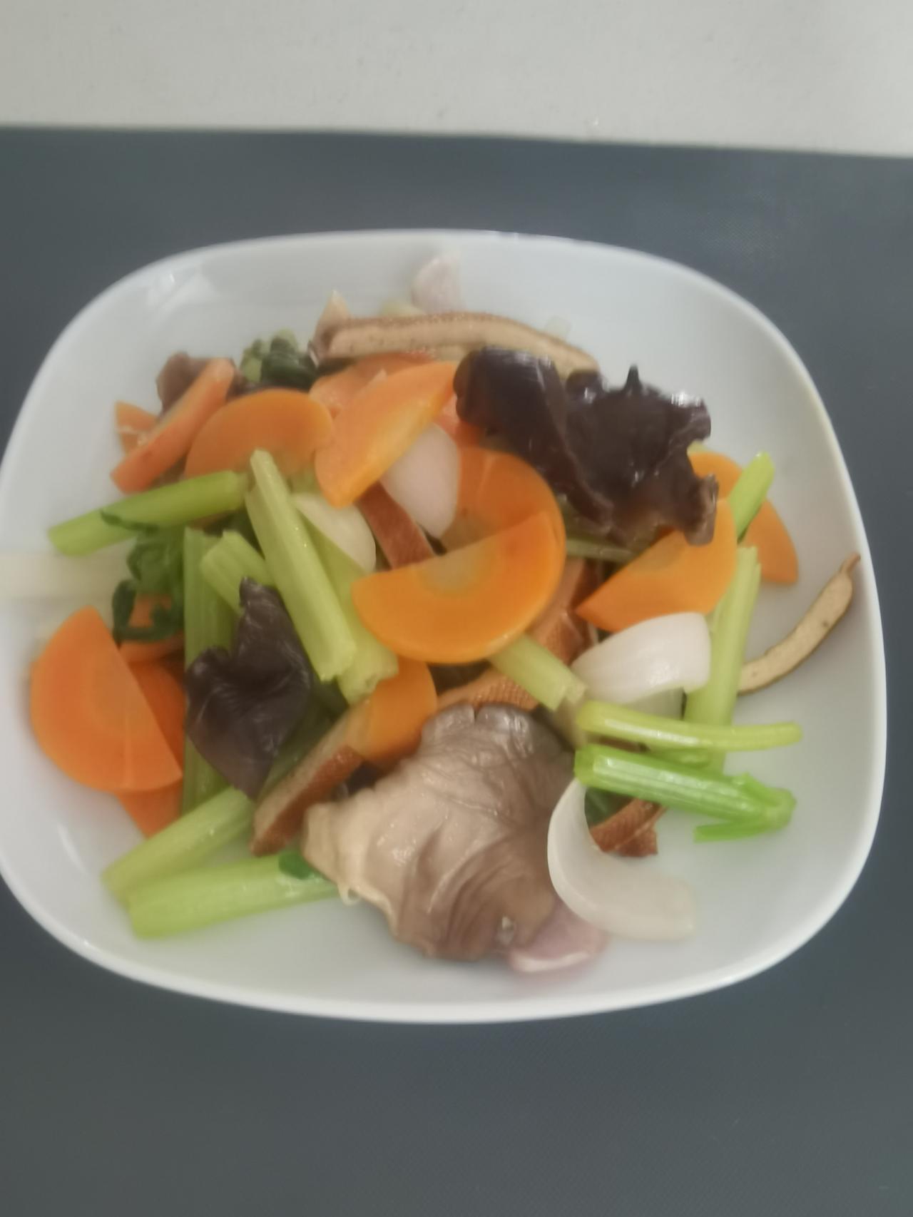 每天中午，我基本上都会炒一盘蔬菜大杂烩。

一个人吃饭，就怕吃得单调。所以我想了