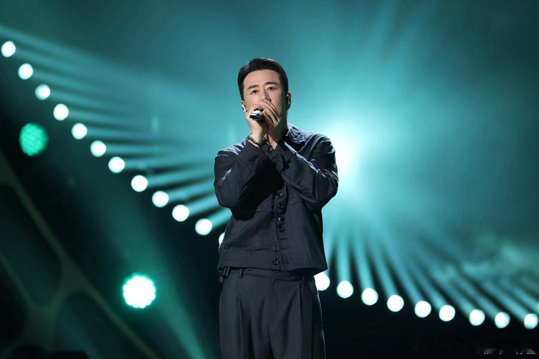 杨坤真诚杨坤心态改编经典曲目时尊重原作内核，同时融入个人理解，不随意魔改消费经典