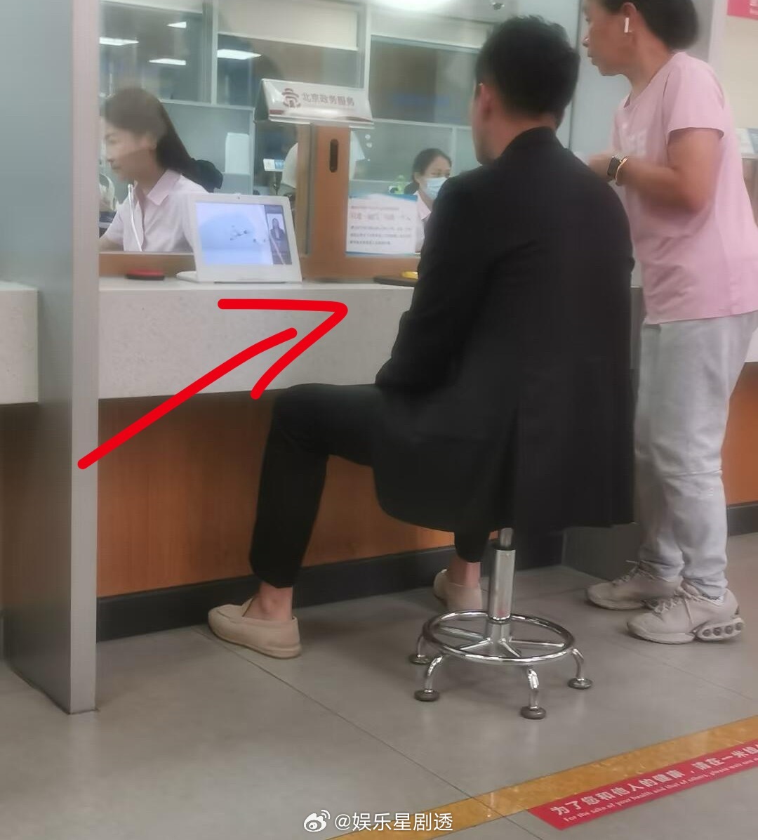 汪小菲亲自在朝阳区银行办业务，也是没想到汪总也在普通窗口 ​​​