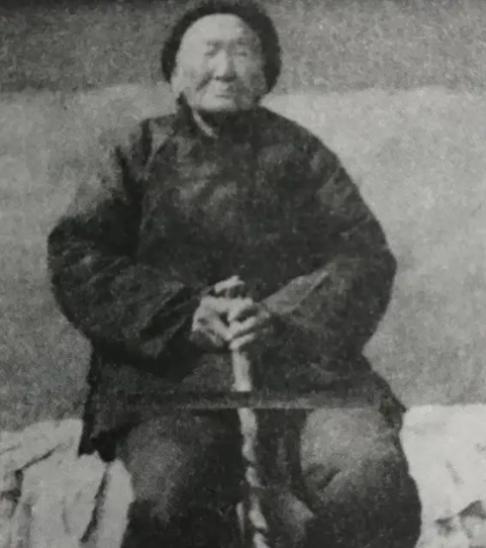 1941年，一位老妇人请“汉奸”侄子吃饭，突然压低声音道：“孩子，给我弄300发