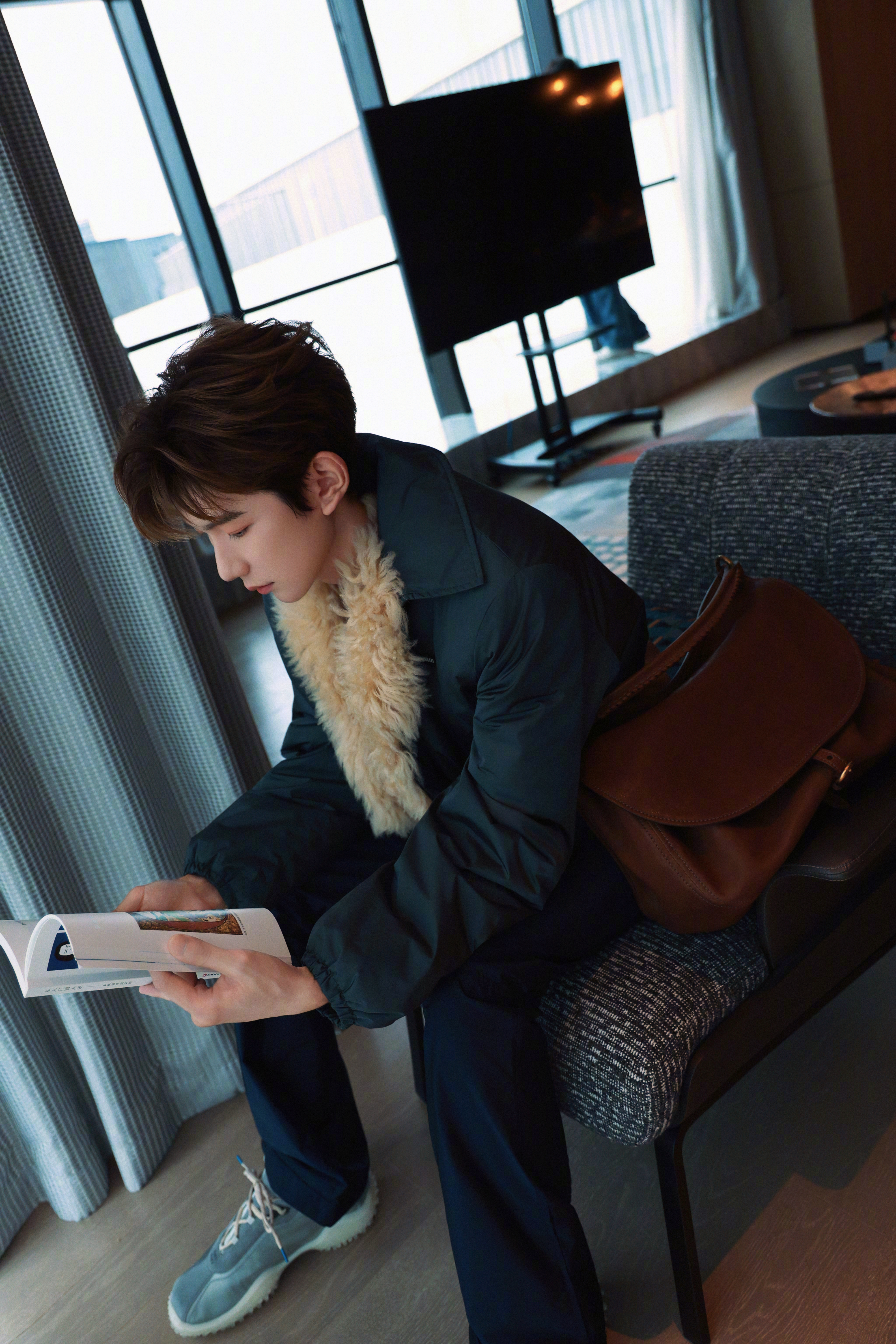 王源 in Miu Miu 📷🍂 身着2026秋冬系列服饰，搭配Rendez