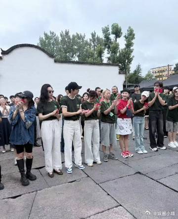 赵今麦王安宇一念江南今日开机一念江南主演同框 开机大吉大吉！江南小城的故事正式开