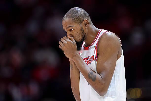 火箭跟队记者Lachard Binkley也注意到了杜兰特出场时间的问题。杜兰特