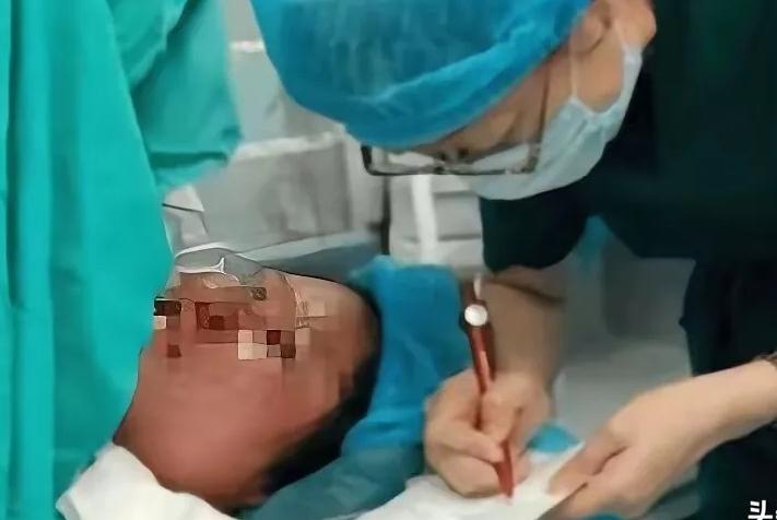 河南一聋哑女子难产，医生解开衣服一瞬间，肚子上面写着：“如果有危险，请先保孩子，