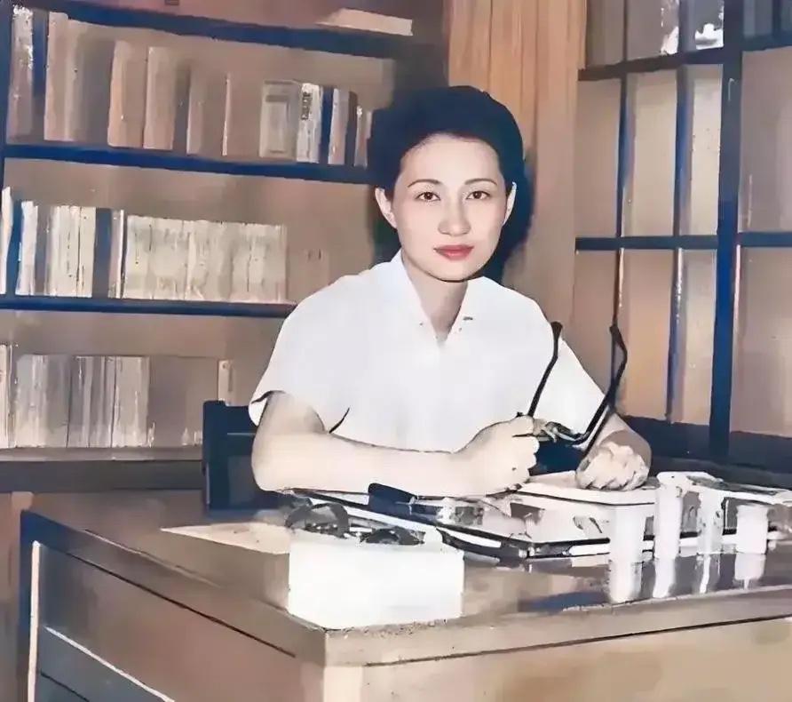 这是赵四小姐的真实样貌，都看看吧，她身材苗条，端庄俊秀，美得清新脱俗，难怪张学良