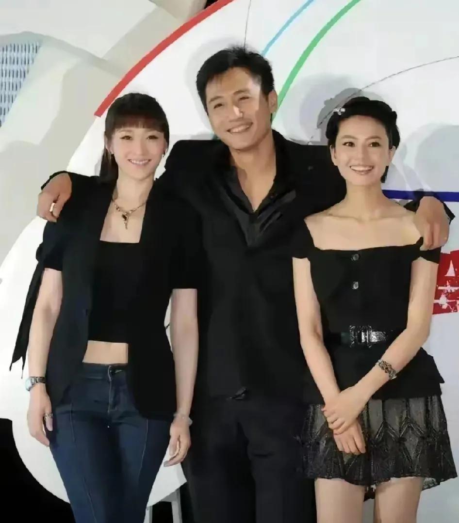 年轻时，原来长这样，感觉她俩没现在漂亮，气质也不如现在高雅，那时，只显青涩。刘烨