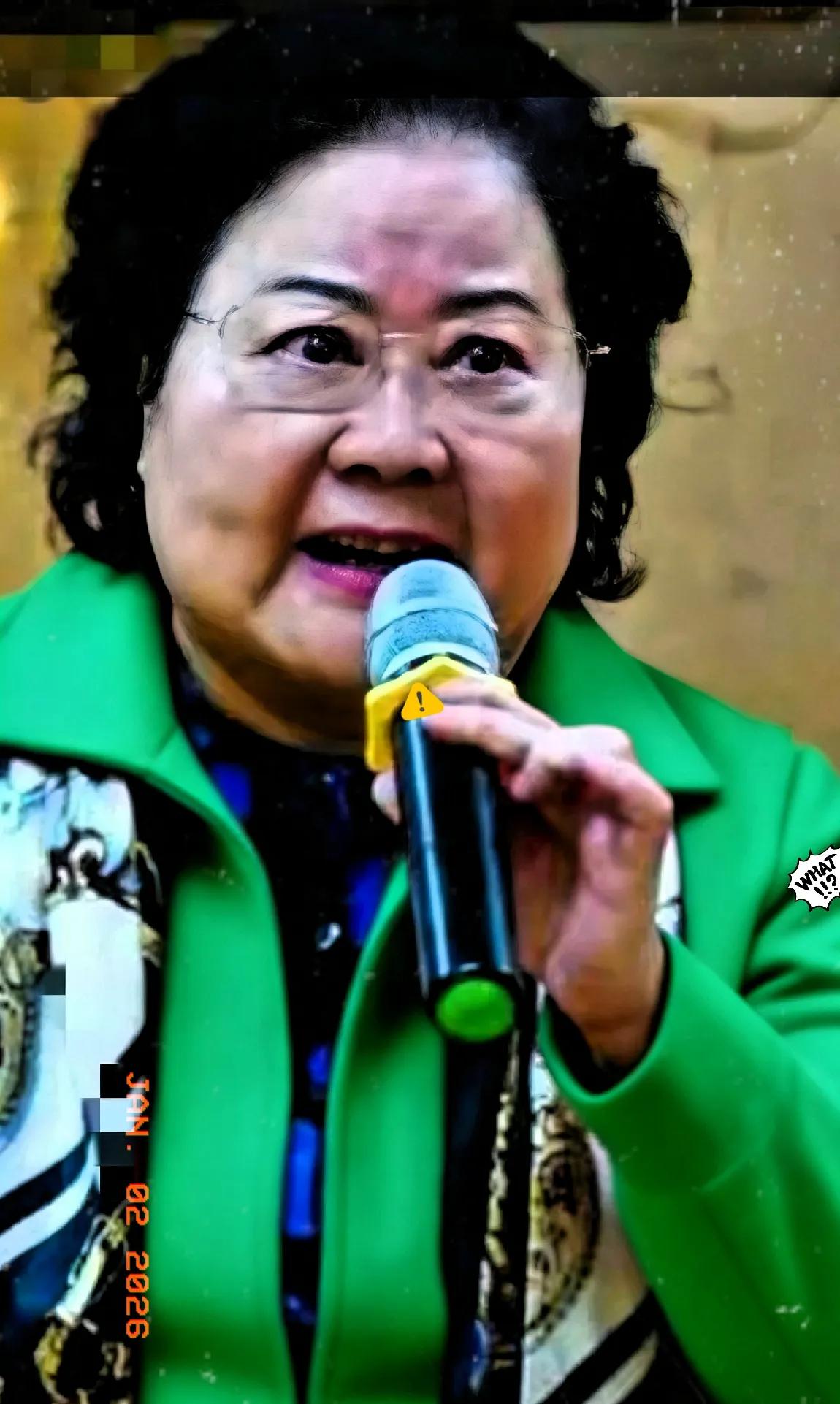 真是可笑至极！

76岁老艺术家宣称“三十多年没回国是为了弘扬京剧”，没想到回国