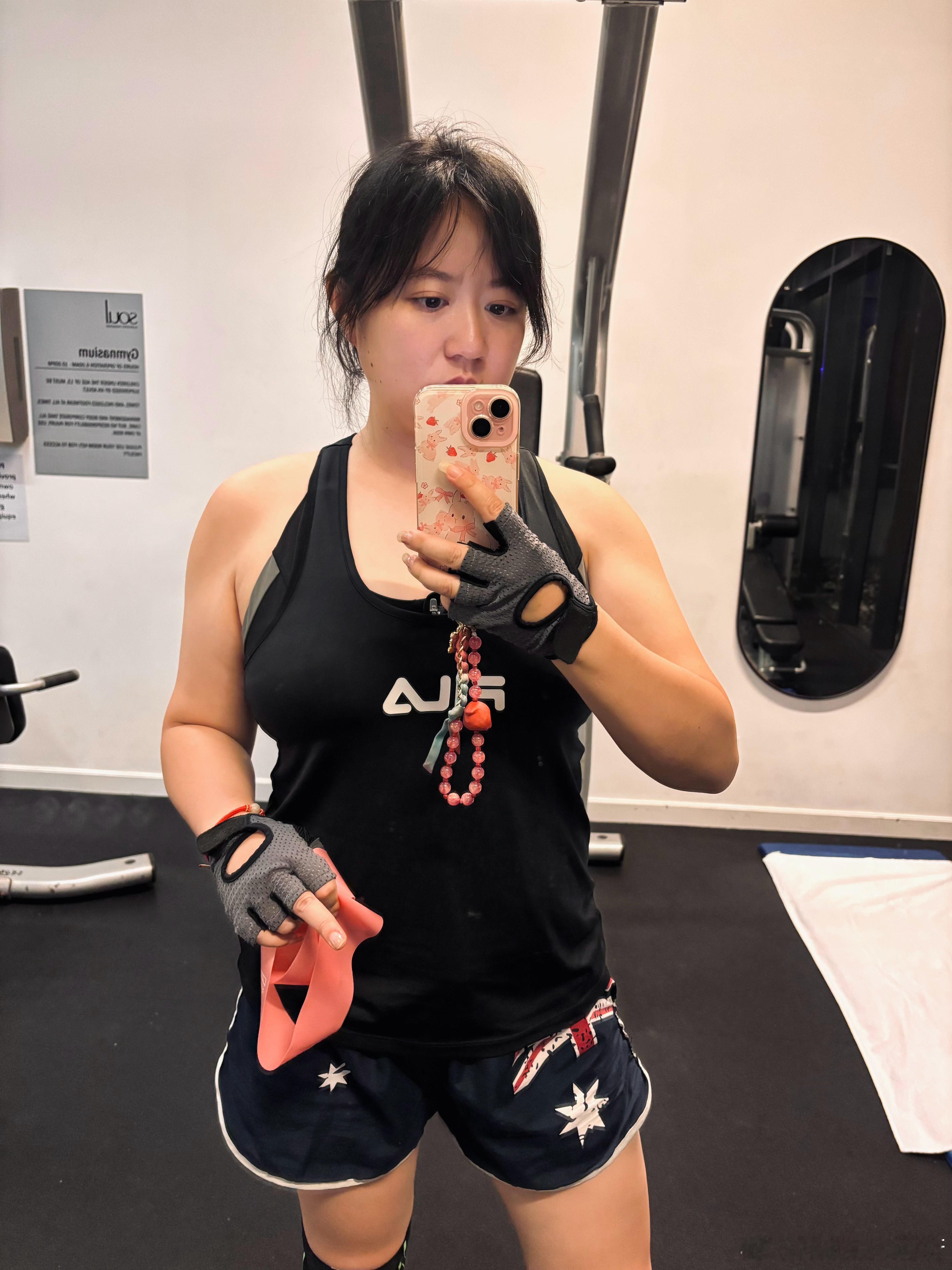 本来今天很累了，但我还是坚持了✊🏼蔚蔚的健身