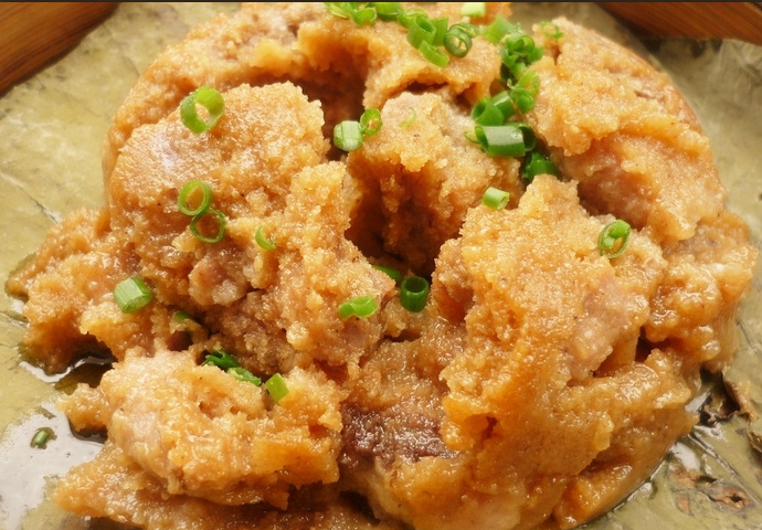 【酒香粉蒸排骨】大爱粉蒸肉，绵香的口感，让人仿佛置身于一家人团团围坐吃晚饭的场景